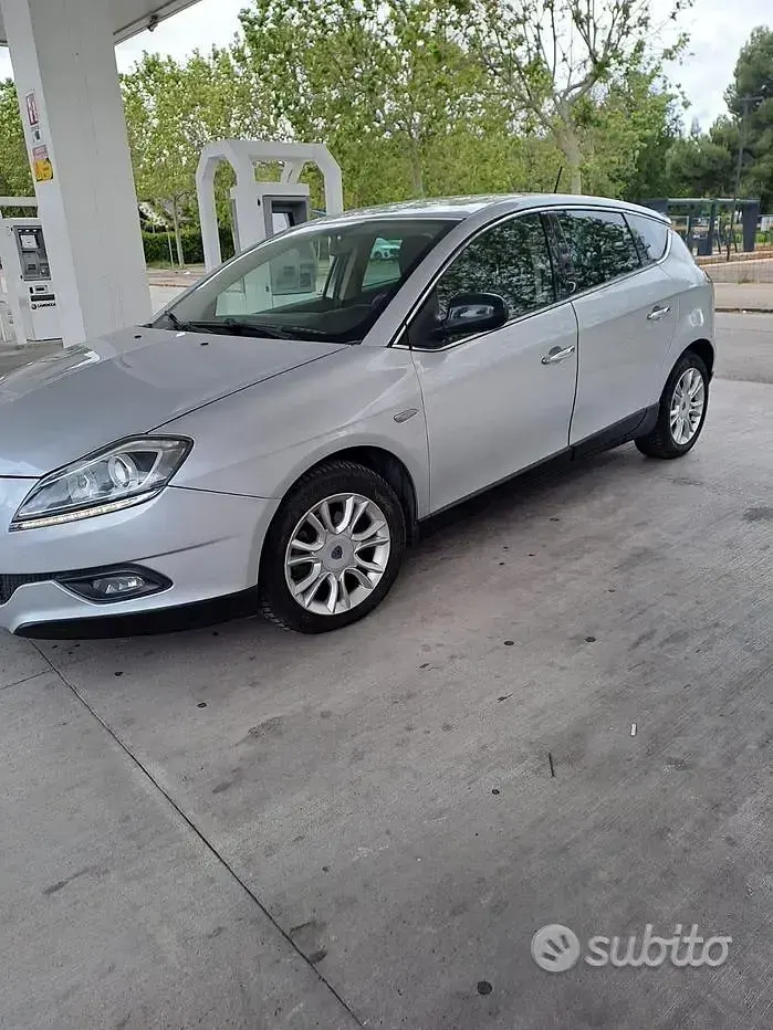 Usata Lancia Delta 120 CV (88 kW) 2012 Grigio Utilitaria