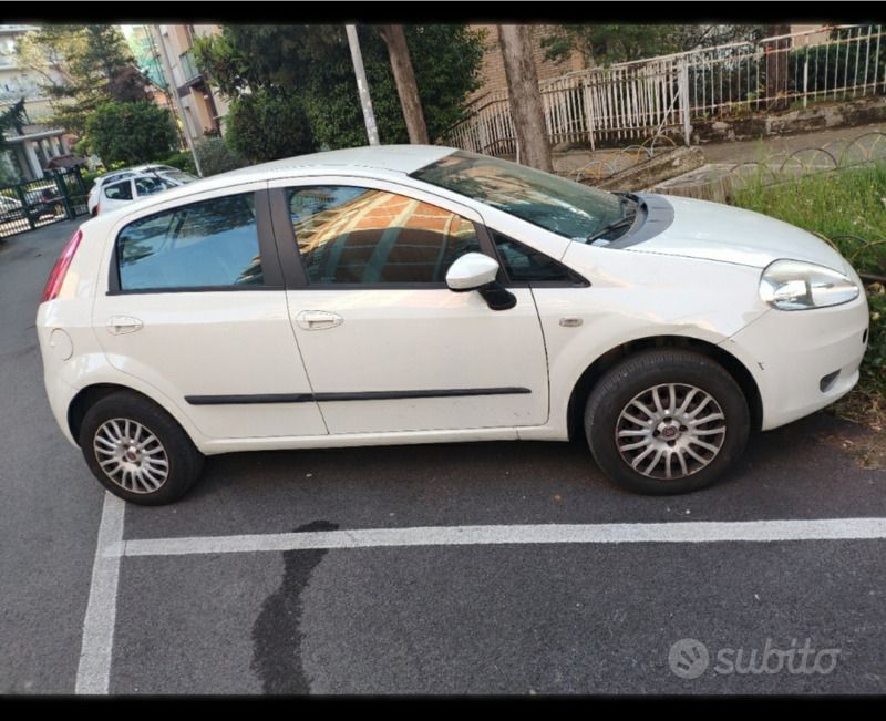 Usata Fiat Grande Punto Dynamic 77 CV (56 kW) 2009 Bianco Utilitaria
