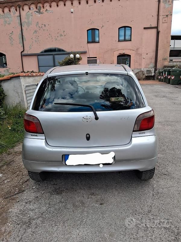 Usata Toyota Yaris 68 CV (50 kW) 2002 Grigio Berlina