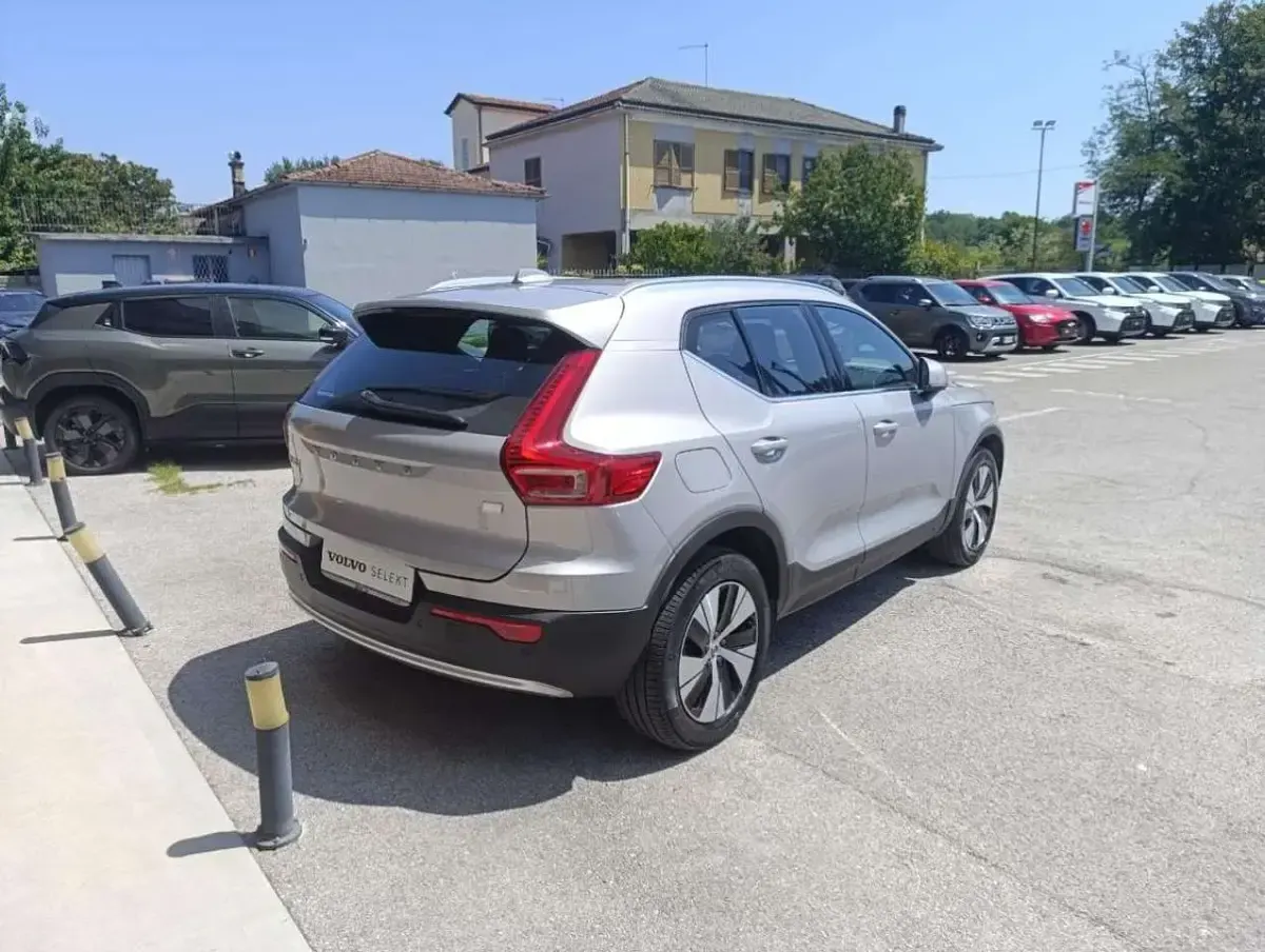 Usata Volvo XC40 Core 211 CV (155 kW) 2023 Grigio chiaro SUV