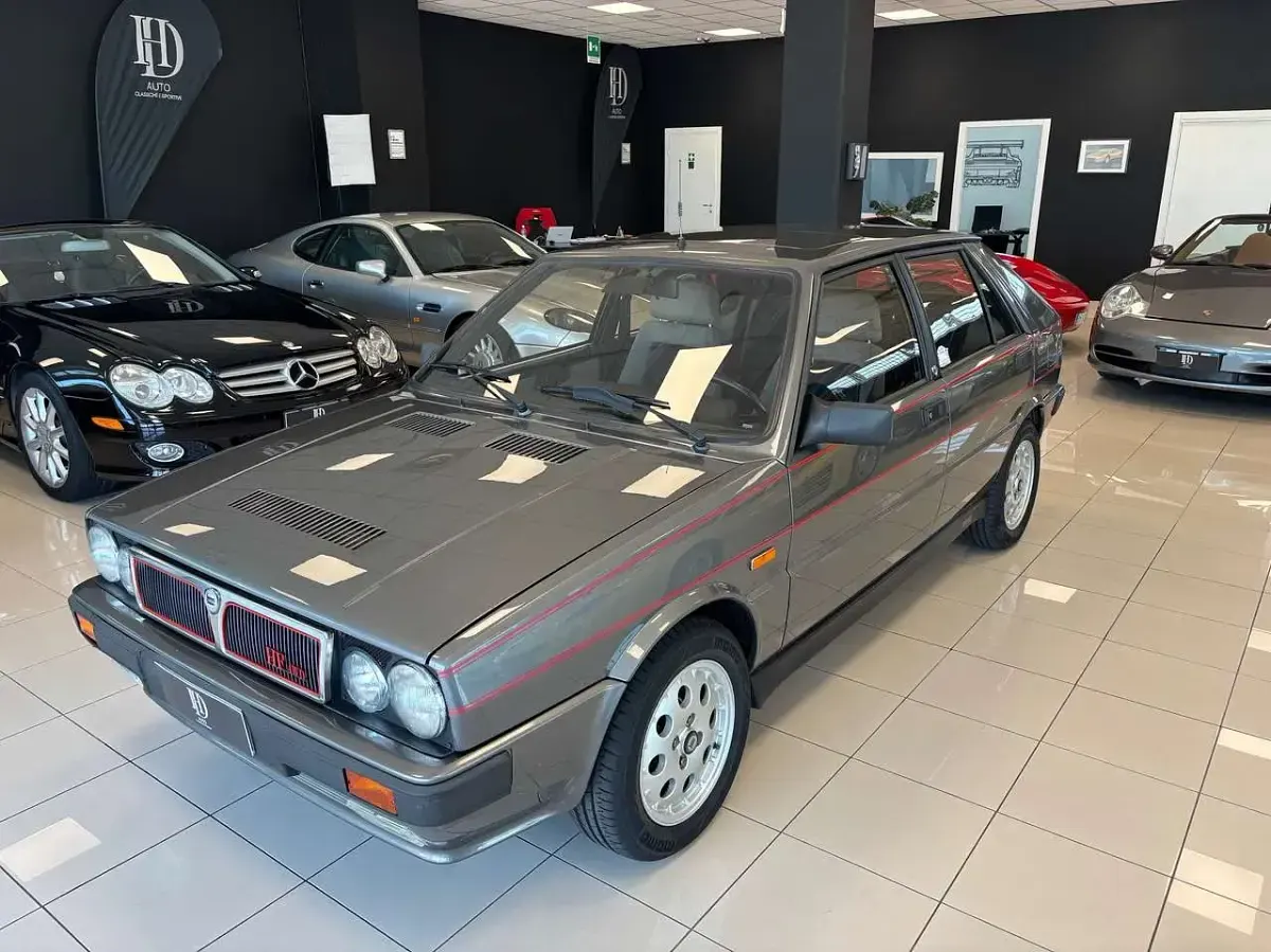Usata Lancia Delta 166 CV (122 kW) 1987 Grigio Utilitaria