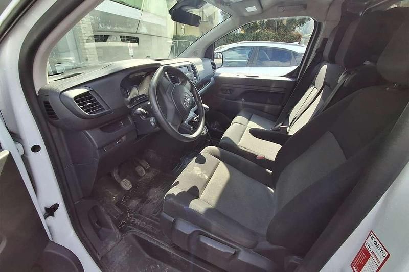 Begagnad Toyota Proace Comfort 120 HK (88 kW) 2024 Vit Minibuss