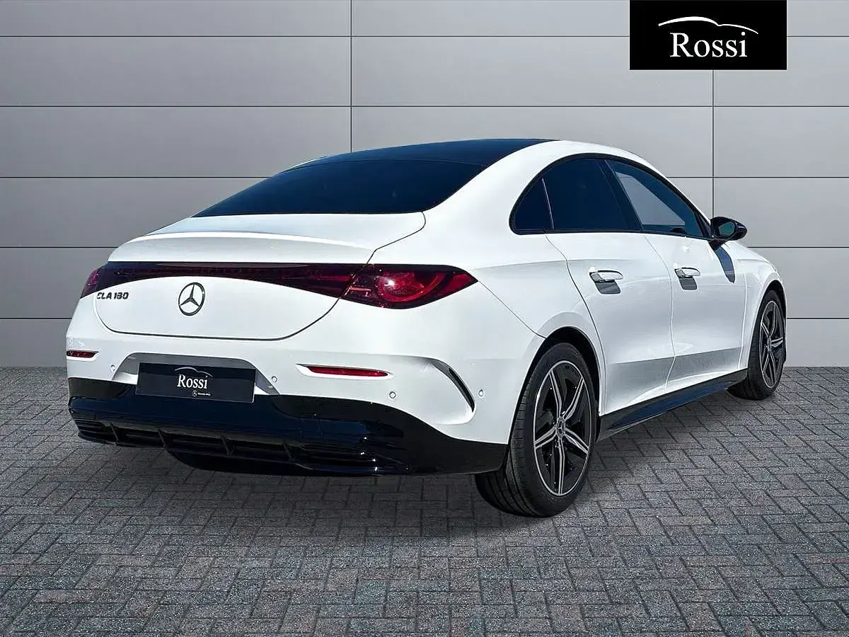 Nuova Mercedes CLA180 136 CV (100 kW) 2026 Vernice nero cosmo Berlina