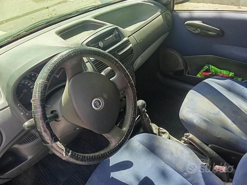 Usata Fiat Punto 60 CV (44 kW) 2004 Grigio Utilitaria