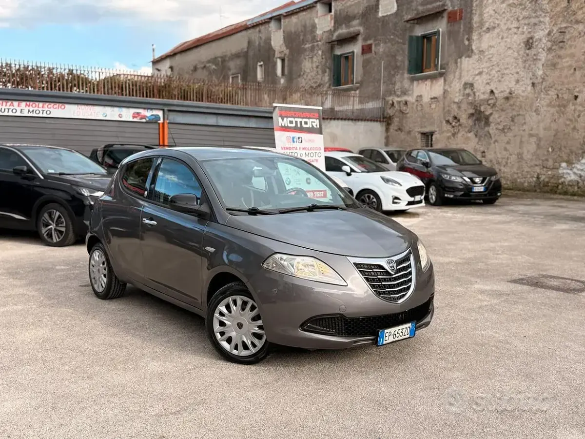 Usata Lancia Ypsilon Silver 69 CV (50 kW) 2013 Grigio Utilitaria