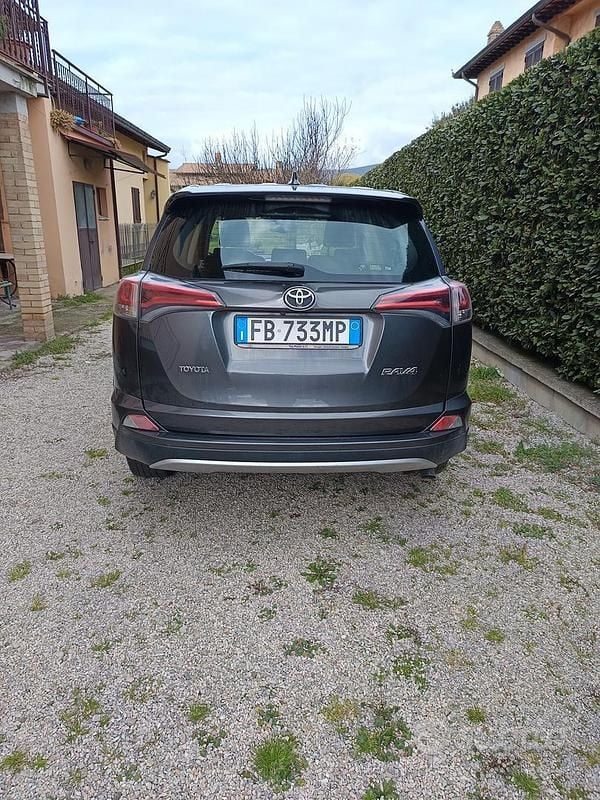 Usata Toyota RAV4 Business Edition 143 CV (105 kW) 2015 Grigio SUV