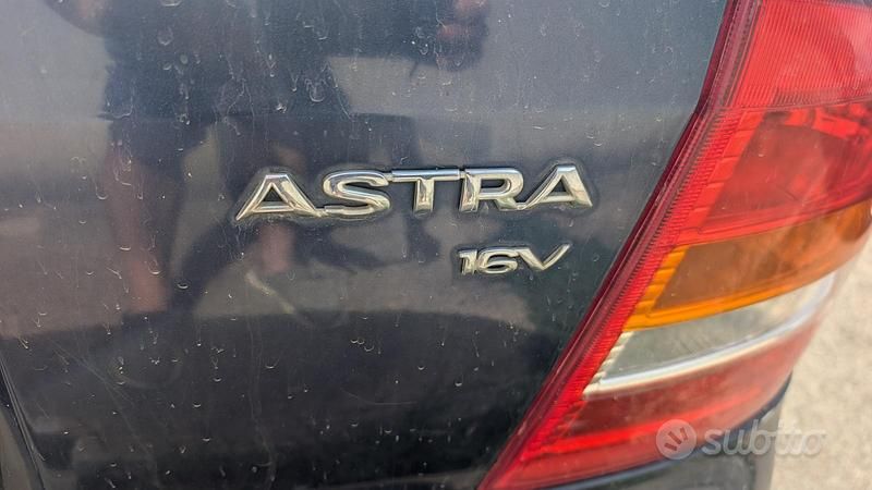 Usata Opel Astra 105 CV (77 kW) 2005 Blu Berlina
