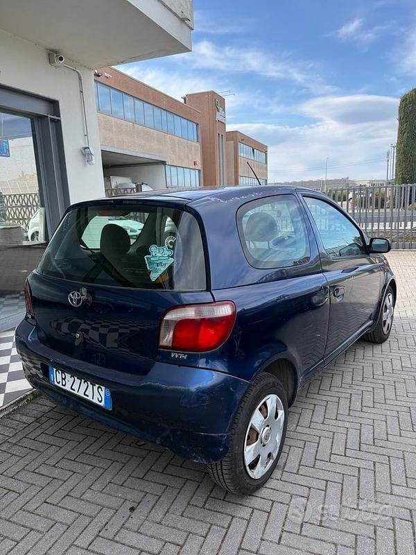 Usata Toyota Yaris Sol 68 CV (50 kW) 2002 Blu Berlina