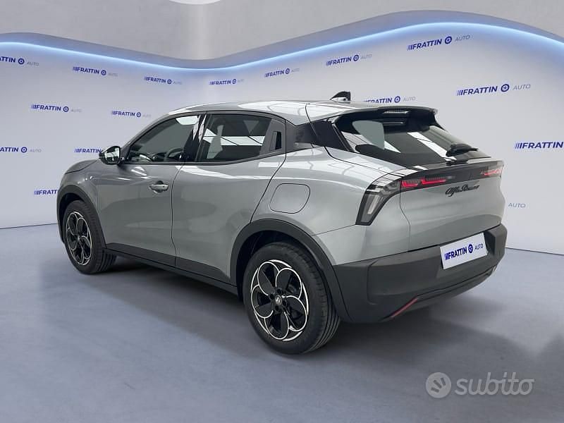 Käytetty Alfa Romeo Junior 114 kW (156 HP) 2025 Harmaa Katumaasturi