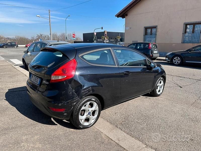 Usata Ford Fiesta Titanium 97 CV (71 kW) 2012 Nero Utilitaria