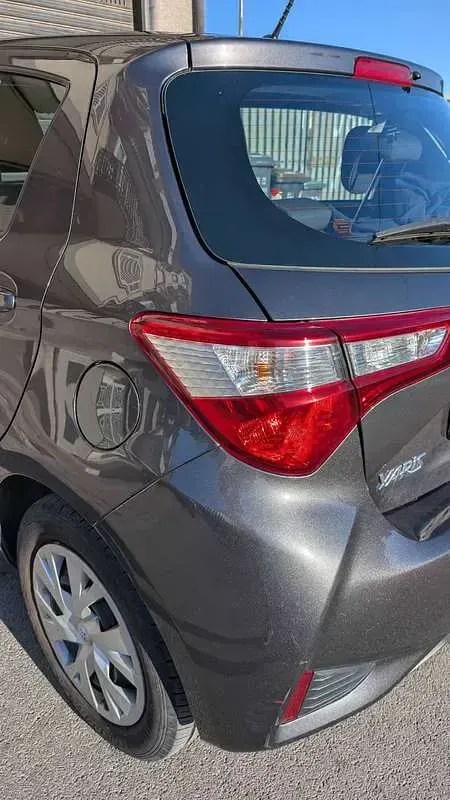 Usata Toyota Yaris Hybrid Cool 73 CV (53 kW) 2019 Argento Berlina