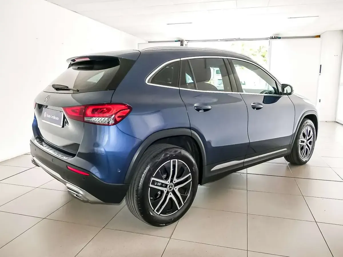 Usata Mercedes GLA180 136 CV (100 kW) 2022 Blu scuro SUV