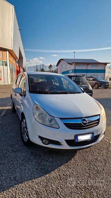 Usata Opel Corsa 75 CV (55 kW) 2009 Bianco Utilitaria