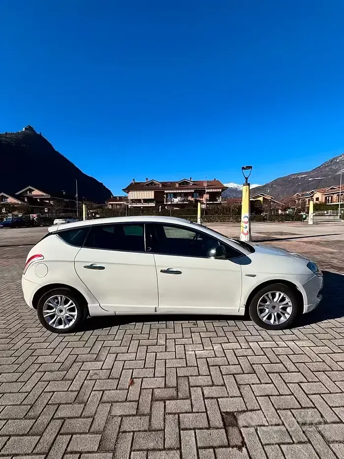 Begagnad Lancia Delta 120 HK (88 kW) 2014 Vit Halvkombi