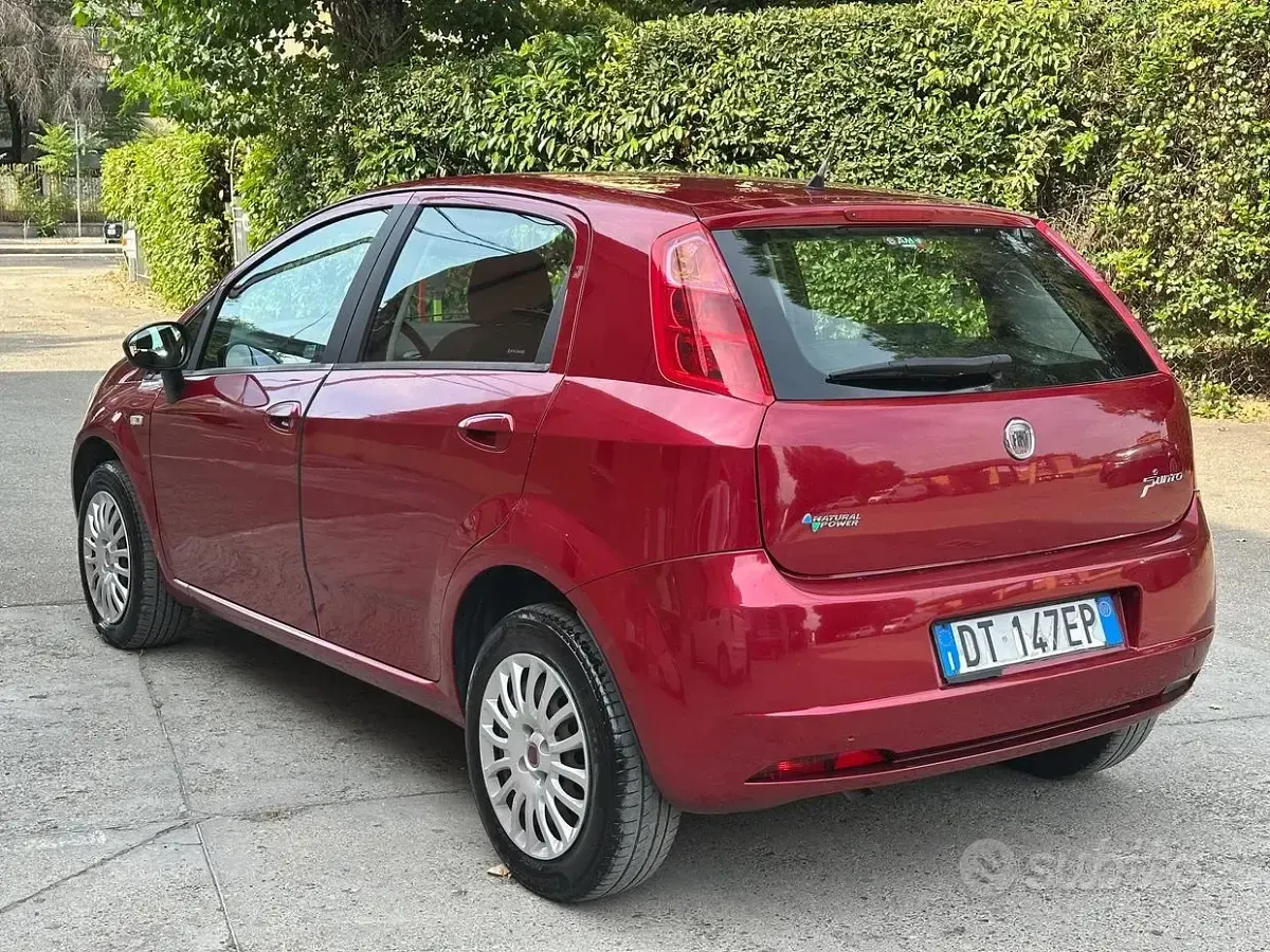 Usata Fiat Grande Punto Dynamic 69 CV (50 kW) 2009 Rosso Utilitaria