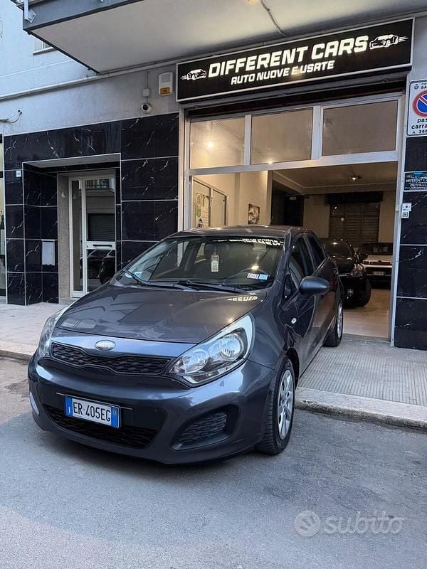 Usata Kia Rio 75 CV (55 kW) 2013 Grigio Berlina
