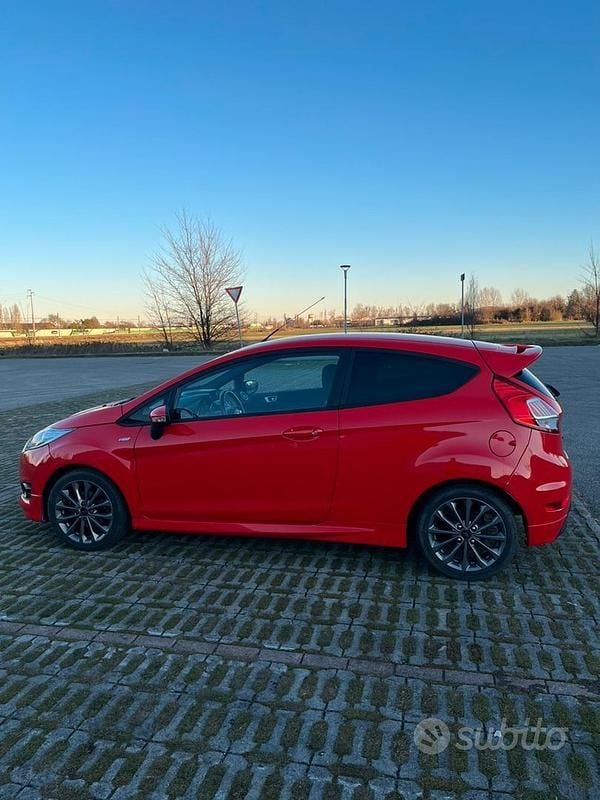 Usata Ford Fiesta ST-Line 75 CV (55 kW) 2017 Rosso Berlina