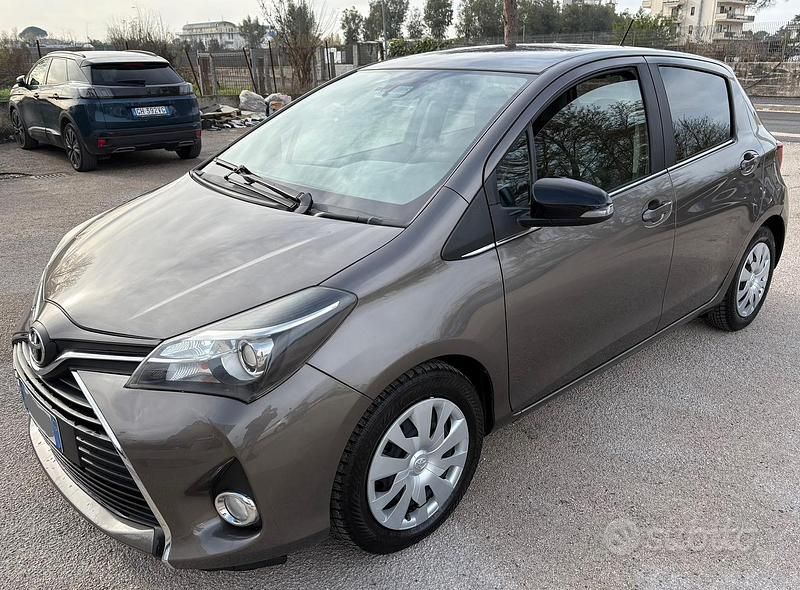 Usata Toyota Yaris 90 CV (66 kW) 2016 Grigio Utilitaria