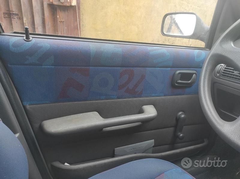 Usado Fiat Punto 54 CV (39 kW) 1997 Gris Berlina