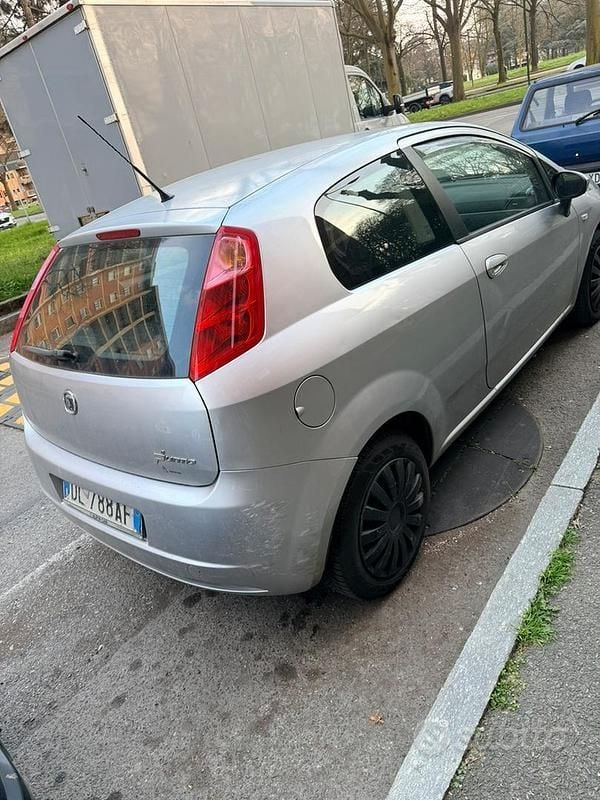Usata Fiat Grande Punto Dynamic 71 CV (52 kW) 2007 Grigio Utilitaria