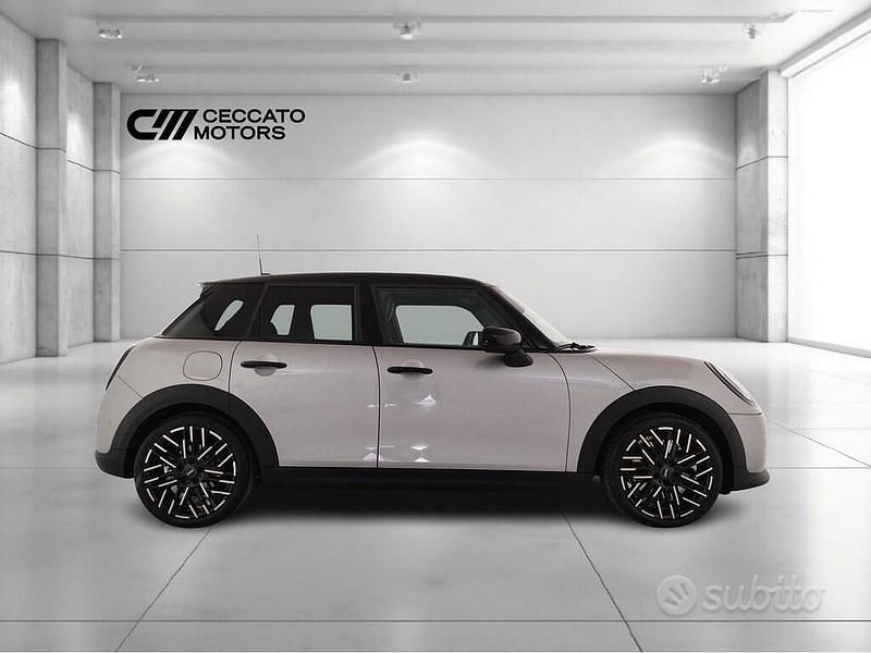 Nuova Mini Cooper Favoured 2025 Utilitaria
