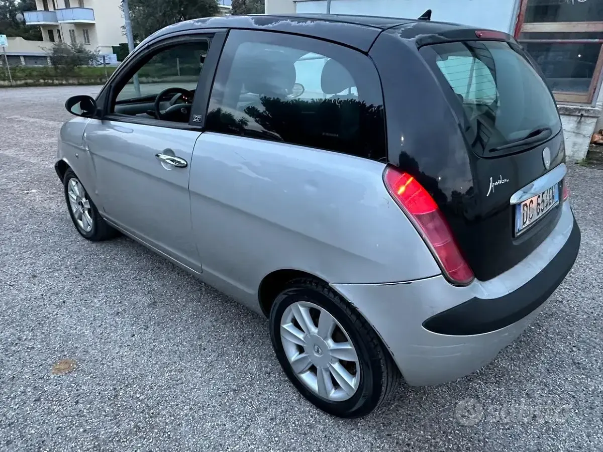 Usata Lancia Ypsilon 60 CV (44 kW) 2006 Grigio Utilitaria