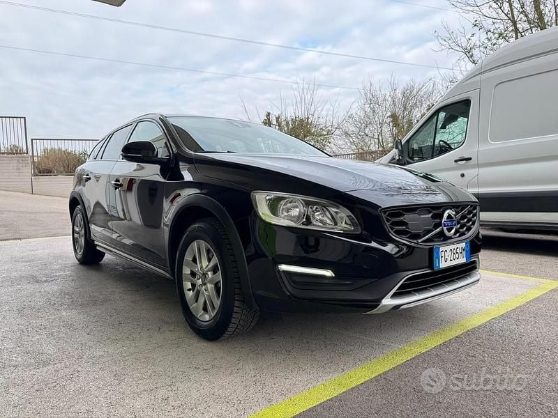 Usata Volvo V60 CC Business Edition 150 CV (110 kW) 2017 Nero Station wagon