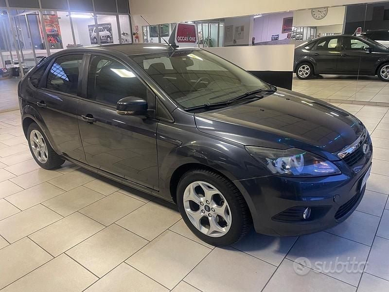 Usata Ford Focus Ghia 101 CV (74 kW) 2011 Grigio Berlina