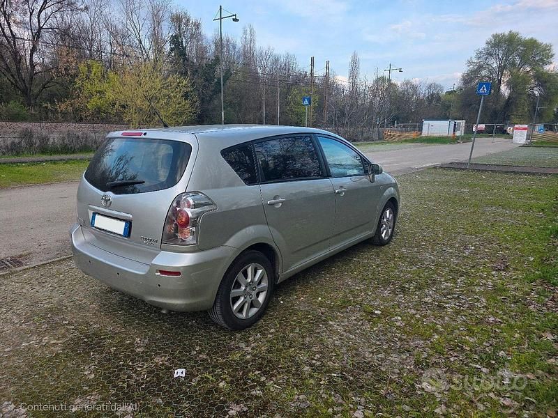 Usata Toyota Corolla Verso 110 CV (80 kW) 2005 Grigio Monovolume