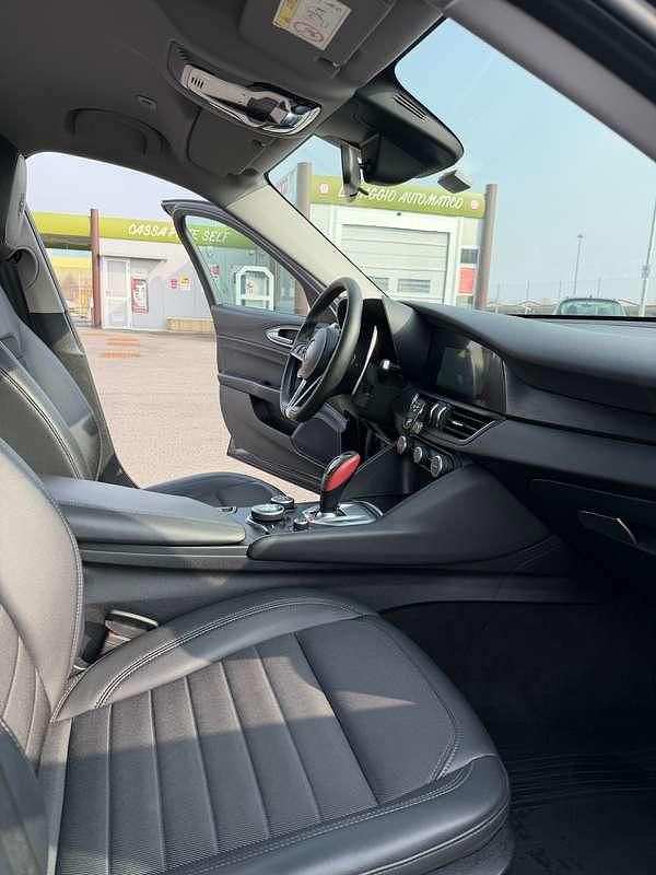 Usata Alfa Romeo Giulia Super 179 CV (131 kW) 2017 Blu/azzurro Berlina