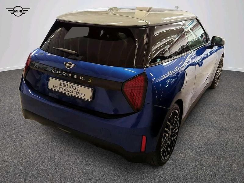 Usata Mini Cooper SE Favoured 160 kW (218 CV) 2025 Blu/azzurro Utilitaria
