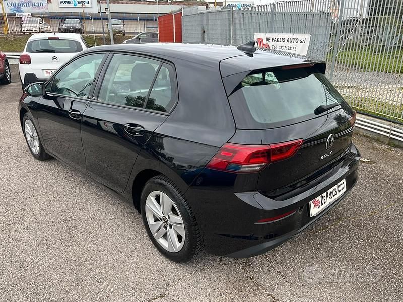 Begagnad VW Golf VIII Life 110 HK (80 kW) 2022 Svart Sedan