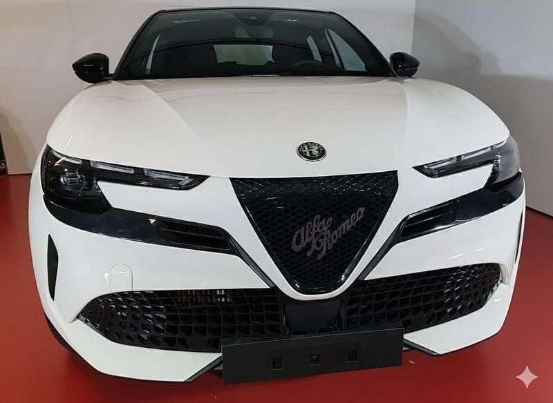 Nuova Alfa Romeo Junior 145 CV (106 kW) 2025 Bianco con tetto nero SUV