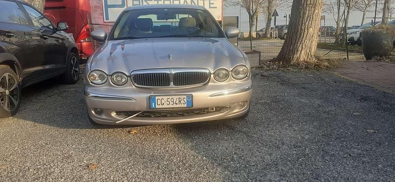 Usata Jaguar X-type 196 CV (144 kW) 2003 Argento Berlina