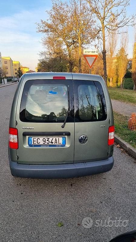 Usata VW Caddy 105 CV (77 kW) 2010 Verde Monovolume