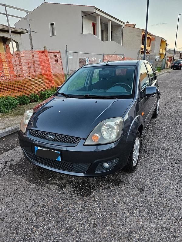 Usata 2007 Ford Fiesta Tre volumi | 4000 € (Molto cara) - Immagine 1/4