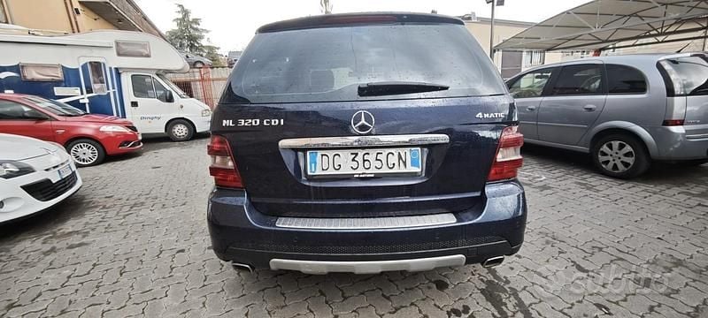 Usata Mercedes ML320 224 CV (164 kW) 2007 Blu SUV