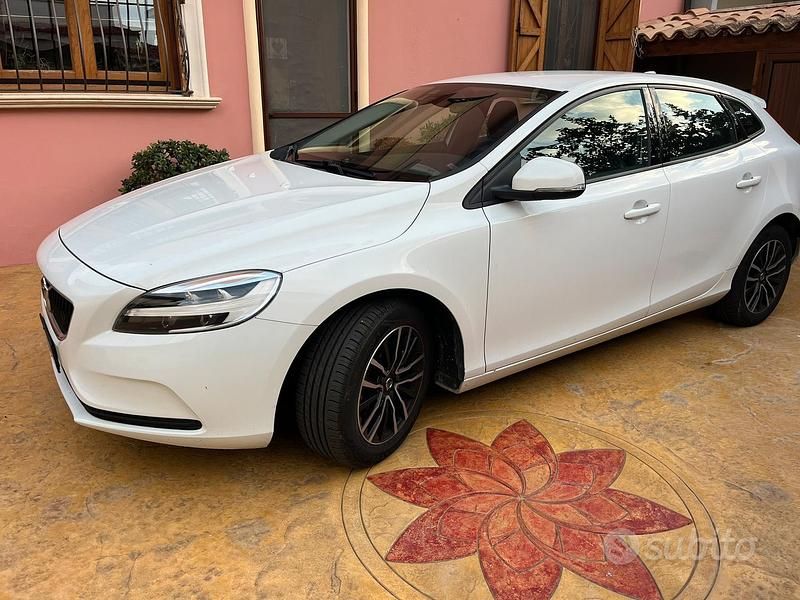 Bianco Usata 2019 Volvo V40 Tre volumi | 15.000 € (Buon prezzo) - Immagine 1/3