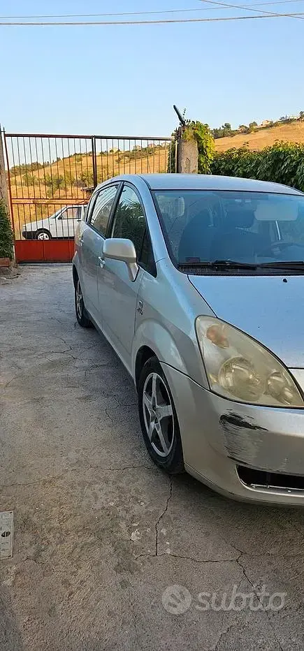Usata Toyota Corolla Verso 116 CV (85 kW) 2005 Grigio Monovolume