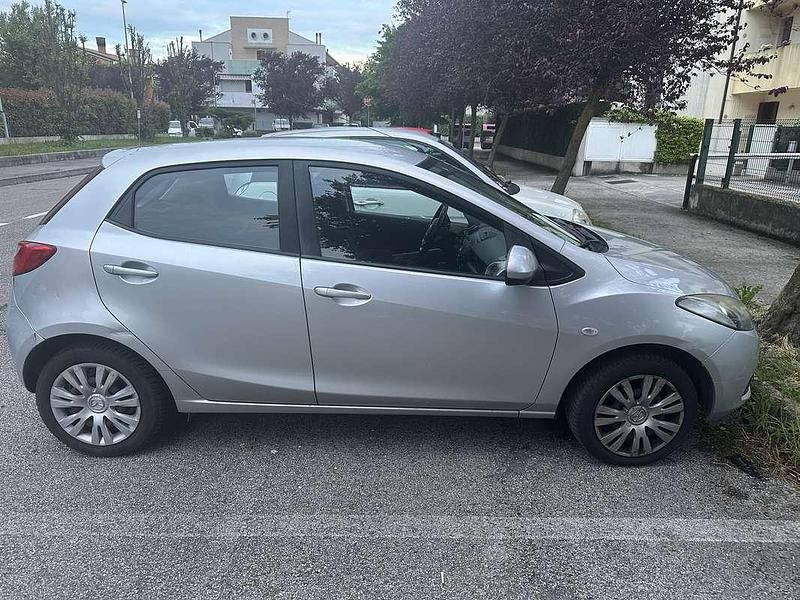 Argento Usata 2008 Mazda 2 Tre volumi | 2400 € (Buon prezzo) - Immagine 1/4