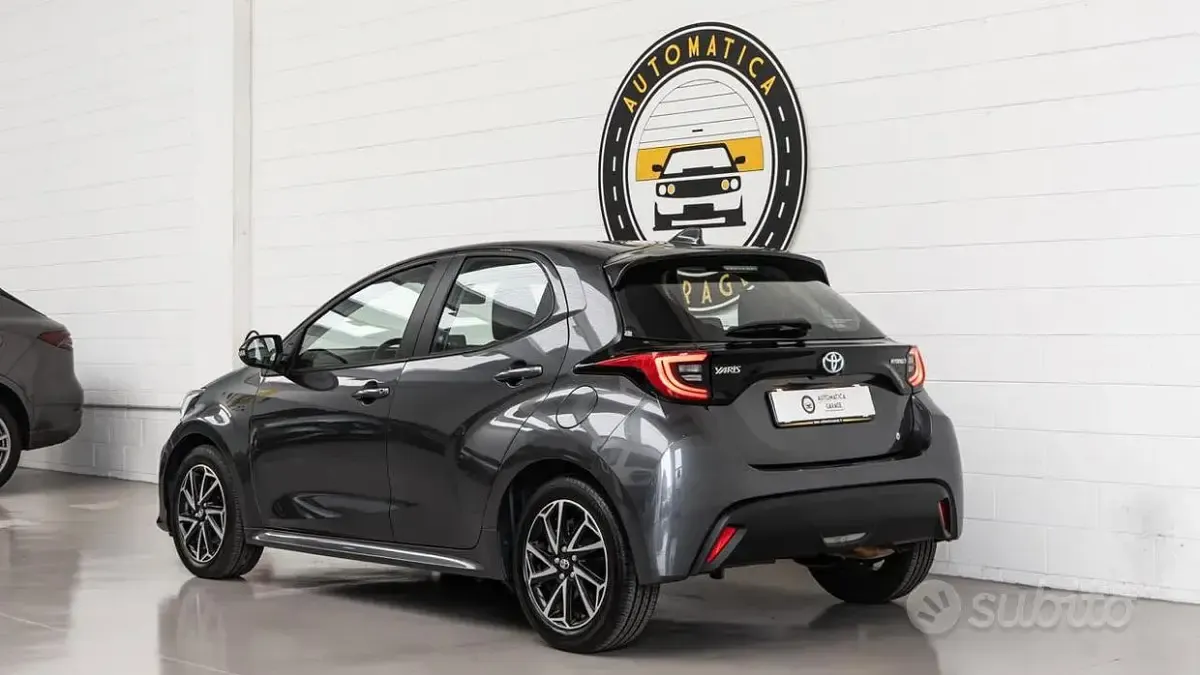 Usata Toyota Yaris Hybrid 92 CV (67 kW) 2022 Grigio Berlina