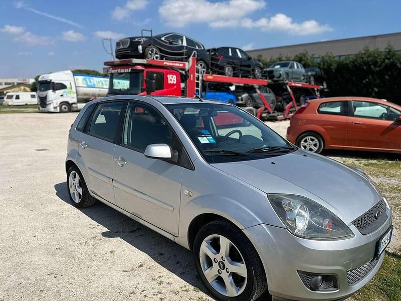 Usata Ford Fiesta Ghia 79 CV (58 kW) 2008 Argento Utilitaria