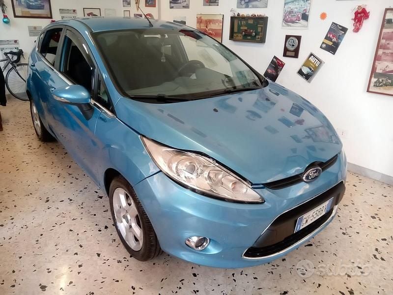 Blu Usata 2010 Ford Fiesta Tre volumi | 3800 € (Buon prezzo) - Immagine 1/4