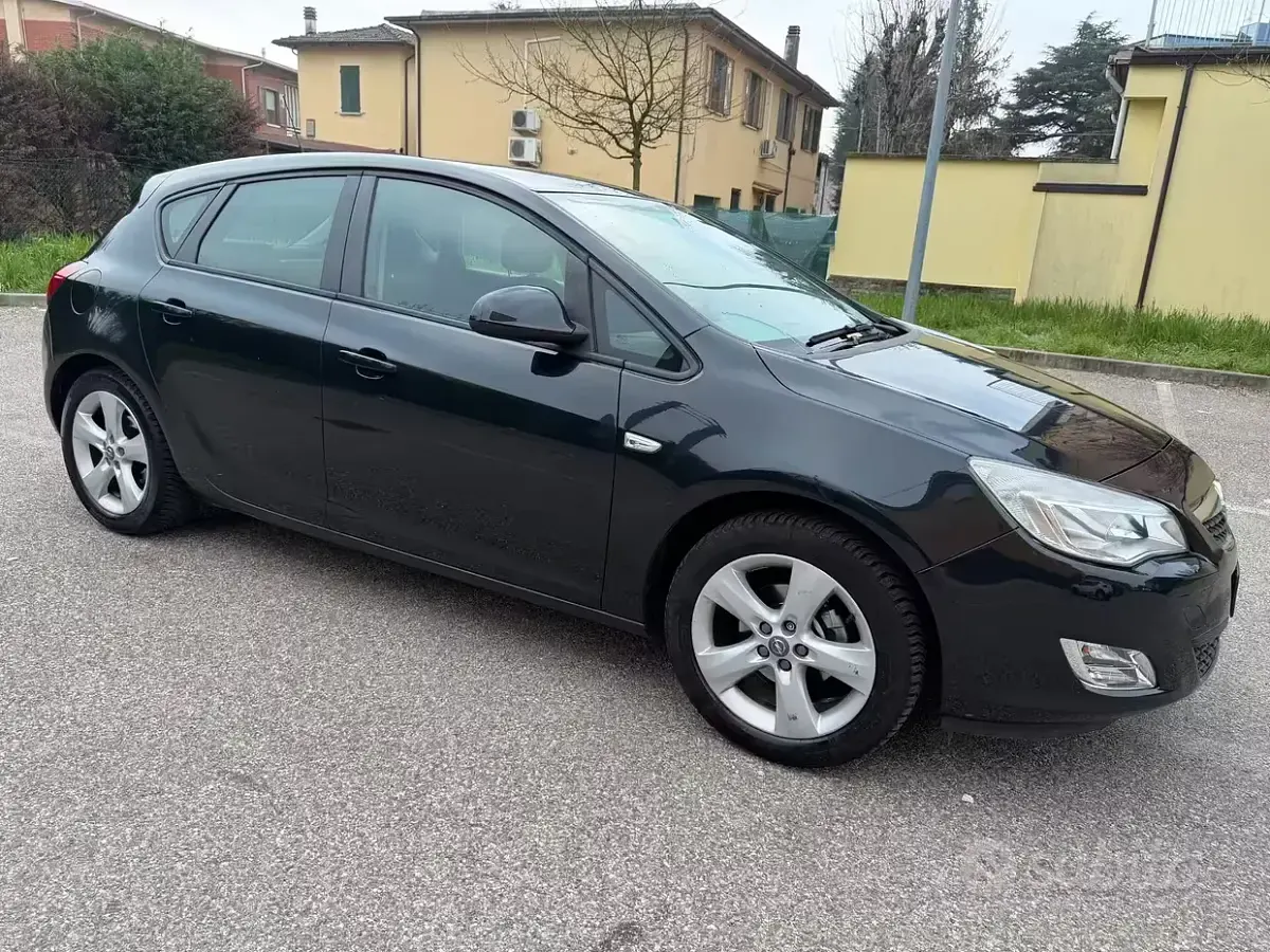 Usata Opel Astra 101 CV (74 kW) 2012 Grigio Berlina