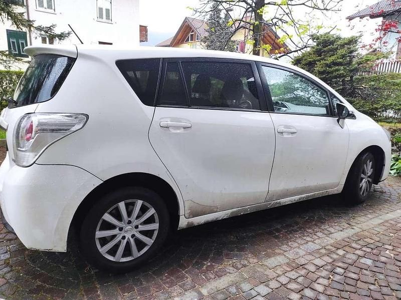 Bianco Usata 2015 Toyota Verso Active Monovolume | 8500 € (Buon prezzo) - Immagine 1/4
