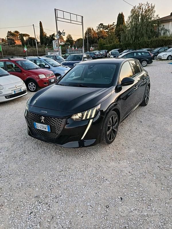 Usata Peugeot 208 GT 130 CV (95 kW) 2022 Nero Utilitaria
