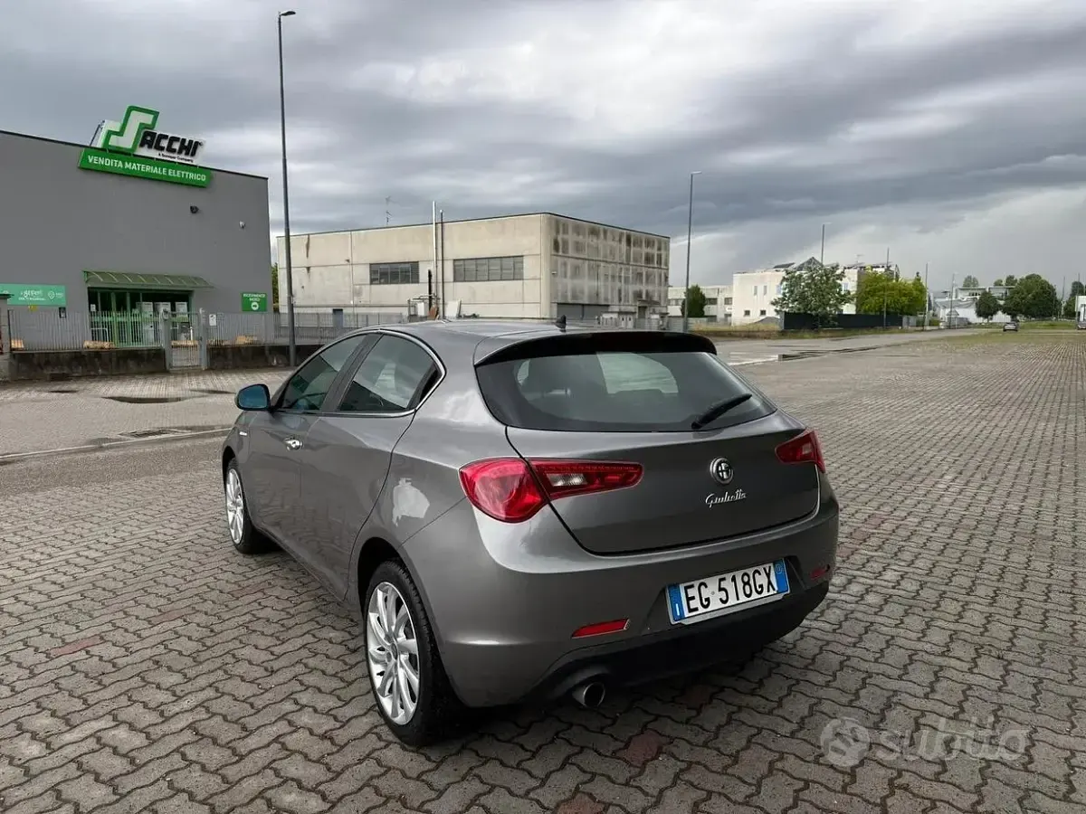 Usata Alfa Romeo Giulietta Distinctive 105 CV (77 kW) 2011 Grigio Utilitaria