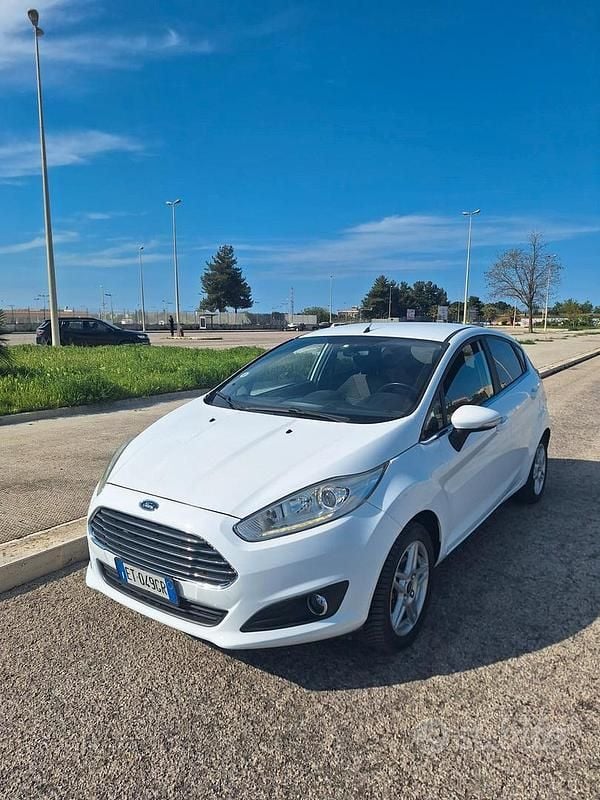Usata Ford Fiesta Titanium 75 CV (55 kW) 2014 Bianco Utilitaria