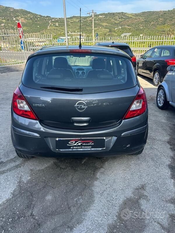 Usata Opel Corsa Edition 85 CV (62 kW) 2013 Grigio Berlina