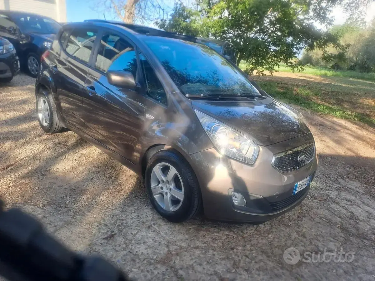 Usata Kia Venga 90 CV (66 kW) 2013 Grigio Utilitaria